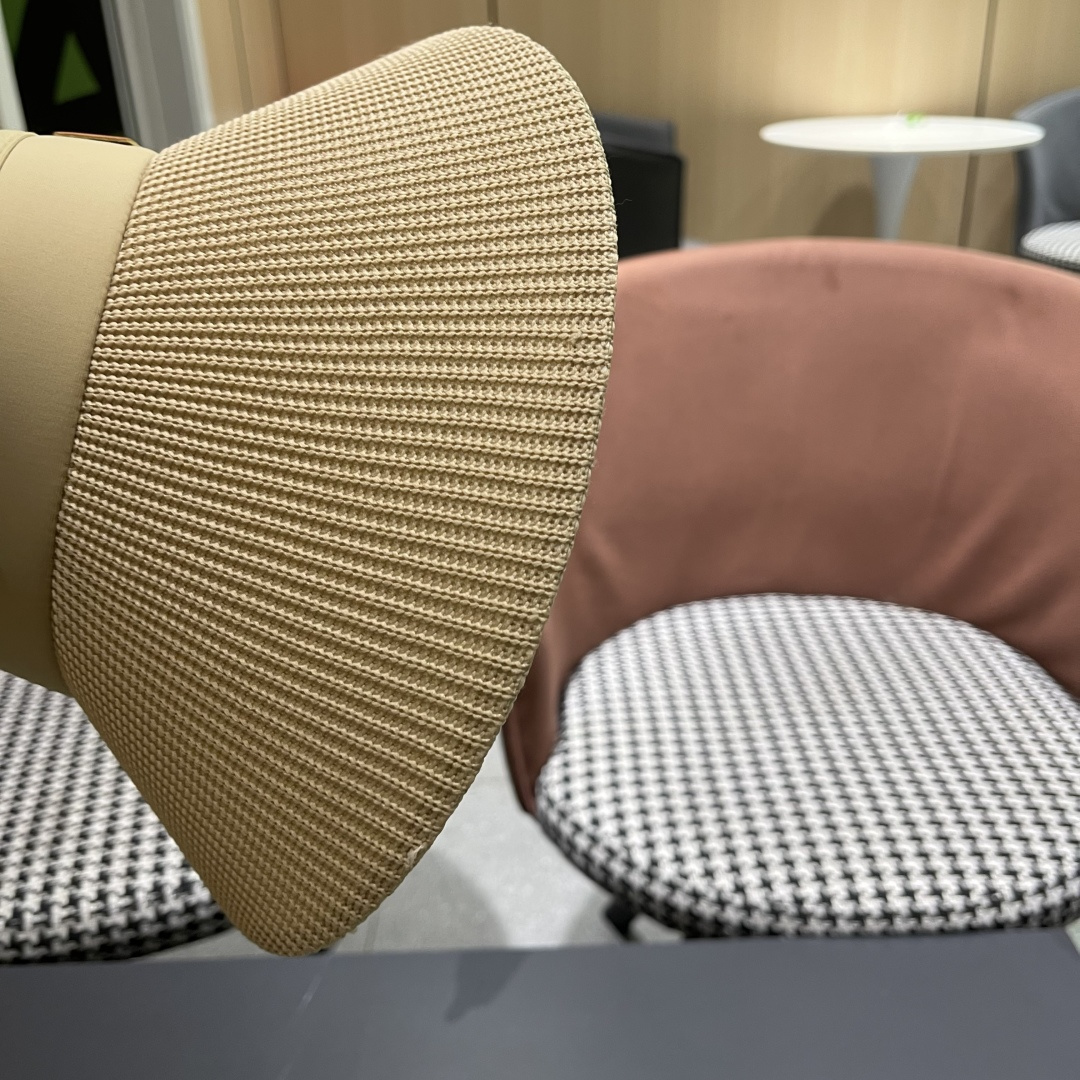  香奈儿 2025 新款空顶帽户外太阳帽防晒显
脸小大檐帽可卷遮阳帽