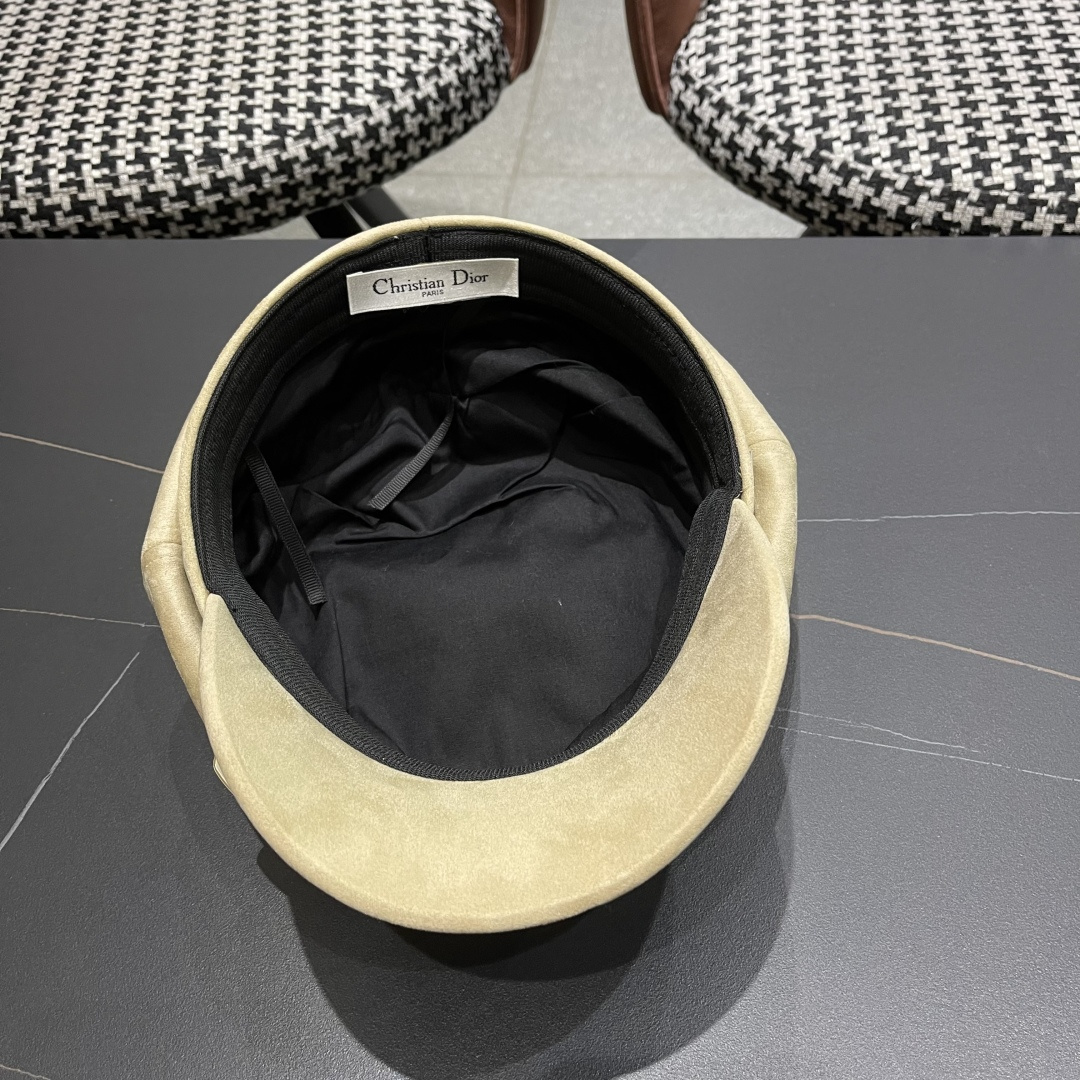  迪奥 春秋季新款气质字母小标皮檐八角帽子
女款百搭品脸小时尚画家帽潮