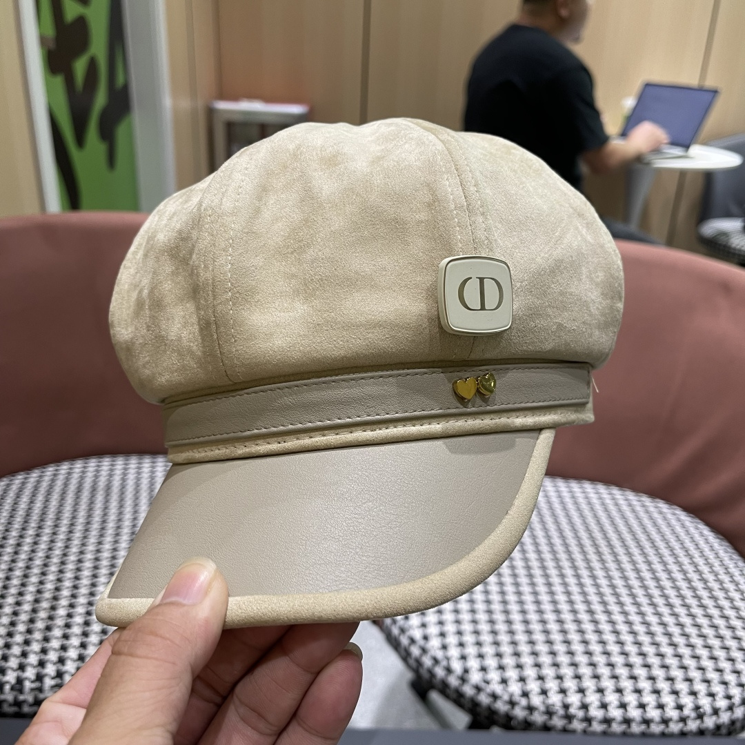  迪奥 春秋季新款气质字母小标皮檐八角帽子
女款百搭品脸小时尚画家帽潮
