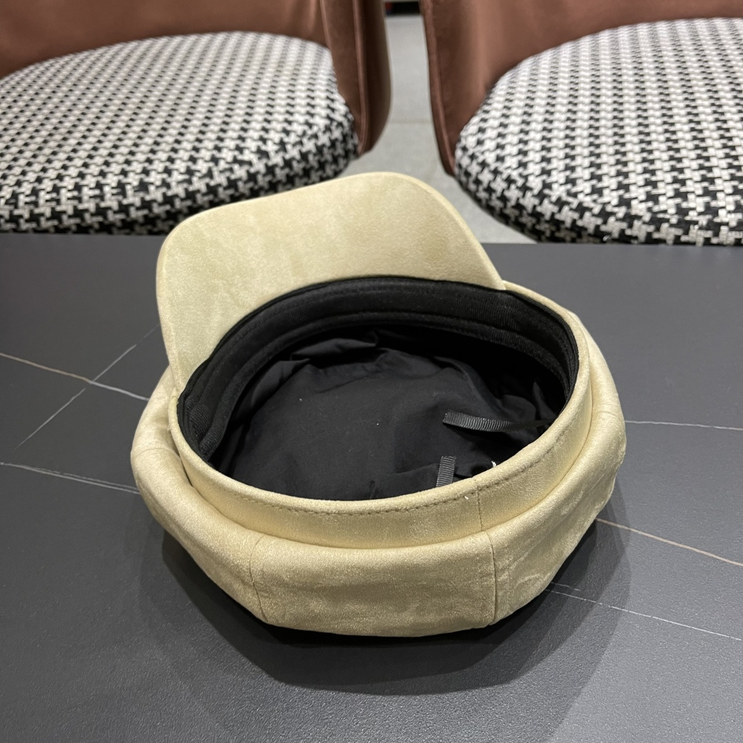  迪奥 春秋季新款气质字母小标皮檐八角帽子
女款百搭品脸小时尚画家帽潮