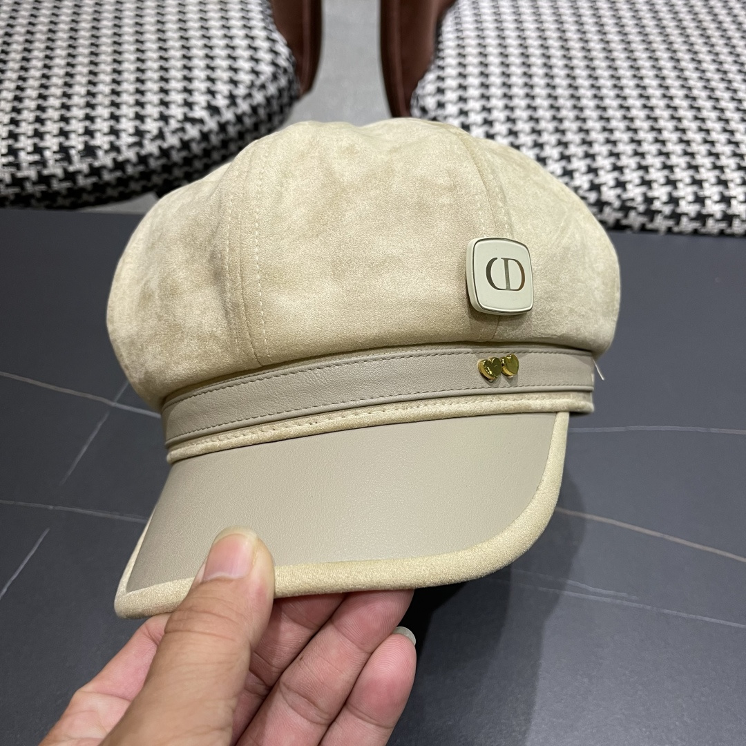  迪奥 春秋季新款气质字母小标皮檐八角帽子
女款百搭品脸小时尚画家帽潮