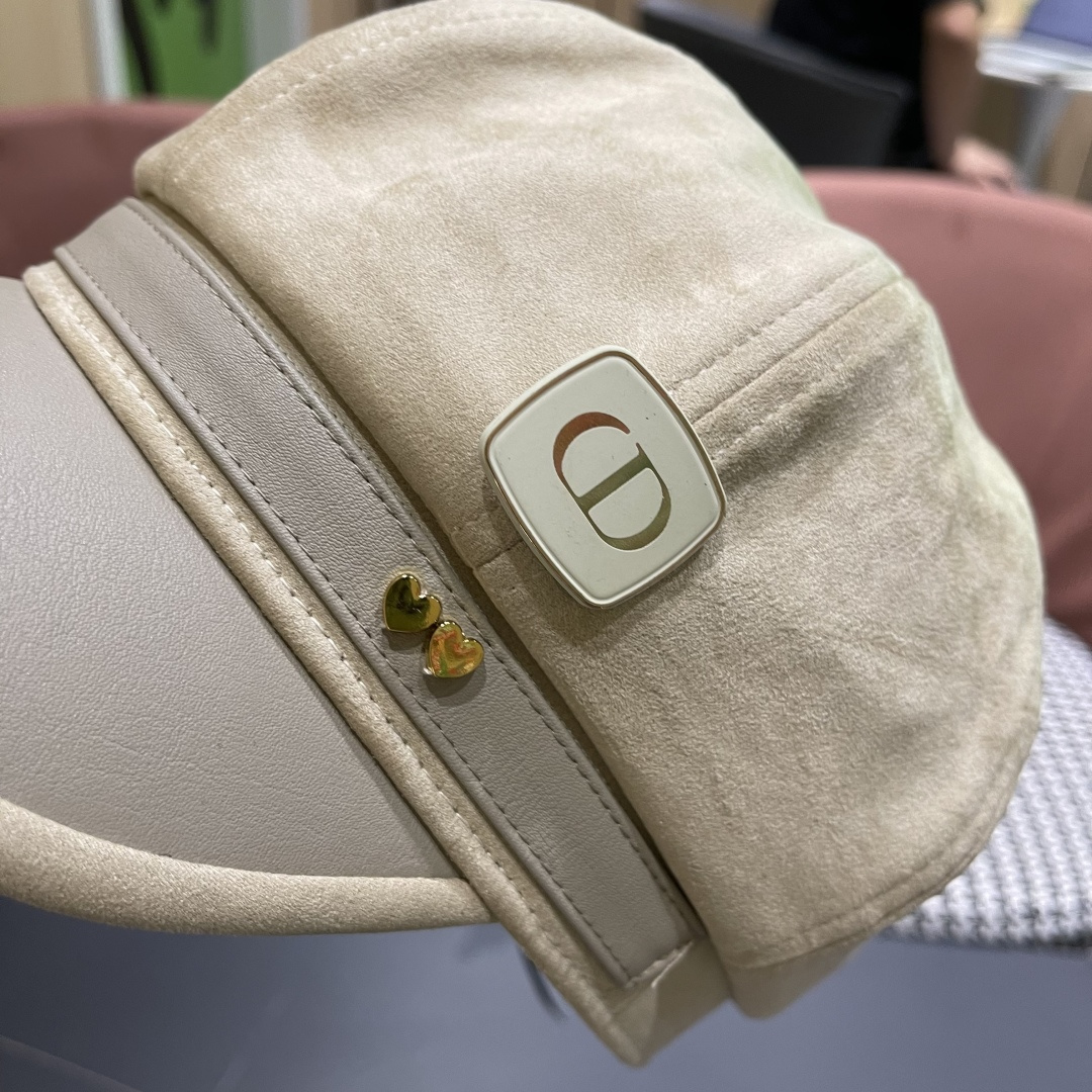  迪奥 春秋季新款气质字母小标皮檐八角帽子
女款百搭品脸小时尚画家帽潮