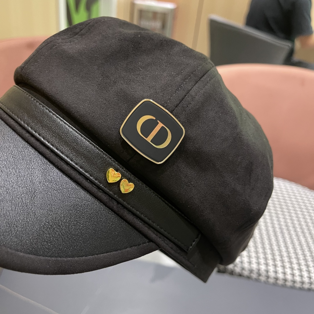  迪奥 春秋季新款气质字母小标皮檐八角帽子
女款百搭品脸小时尚画家帽潮
