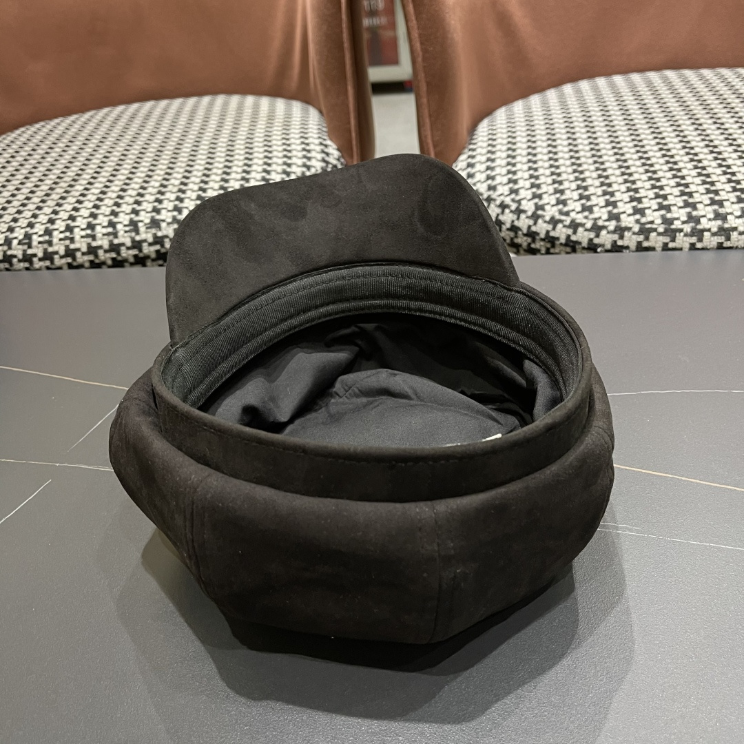  迪奥 春秋季新款气质字母小标皮檐八角帽子
女款百搭品脸小时尚画家帽潮