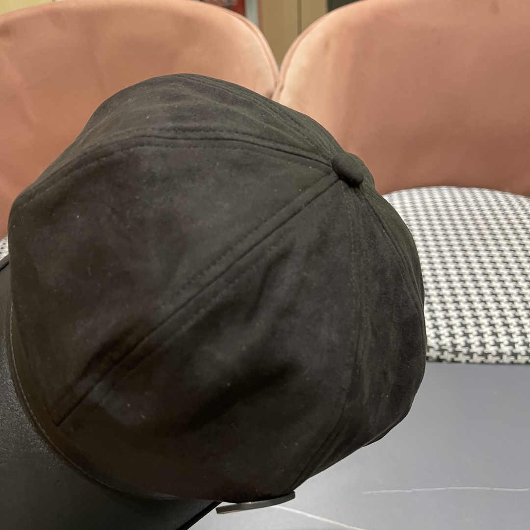  迪奥 春秋季新款气质字母小标皮檐八角帽子
女款百搭品脸小时尚画家帽潮