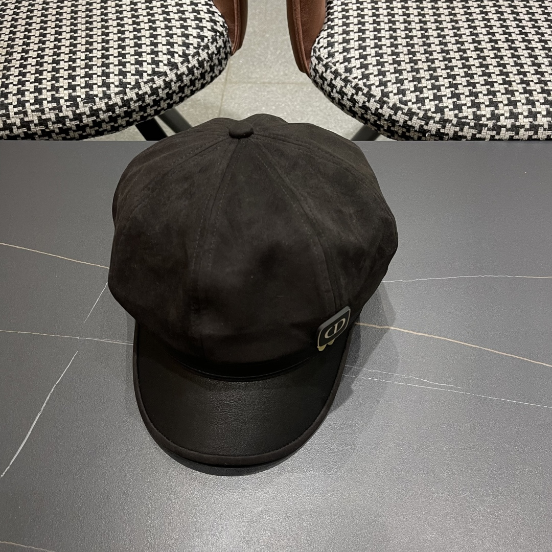  迪奥 春秋季新款气质字母小标皮檐八角帽子
女款百搭品脸小时尚画家帽潮