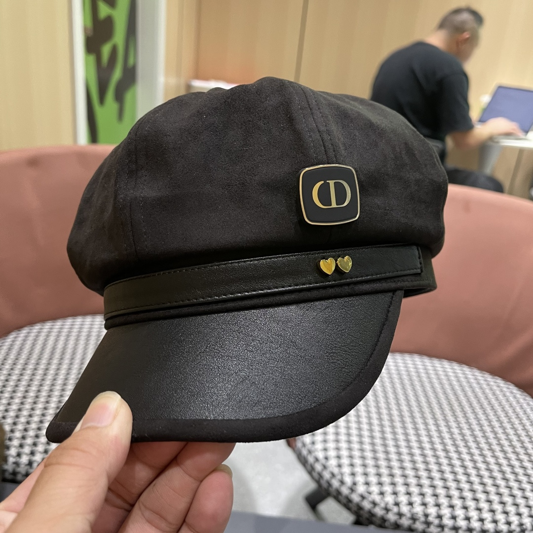  迪奥 春秋季新款气质字母小标皮檐八角帽子
女款百搭品脸小时尚画家帽潮