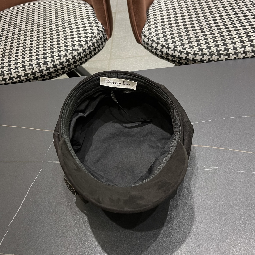  迪奥 春秋季新款气质字母小标皮檐八角帽子
女款百搭品脸小时尚画家帽潮