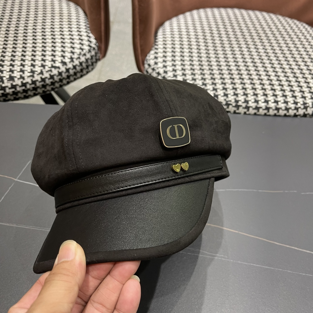  迪奥 春秋季新款气质字母小标皮檐八角帽子
女款百搭品脸小时尚画家帽潮