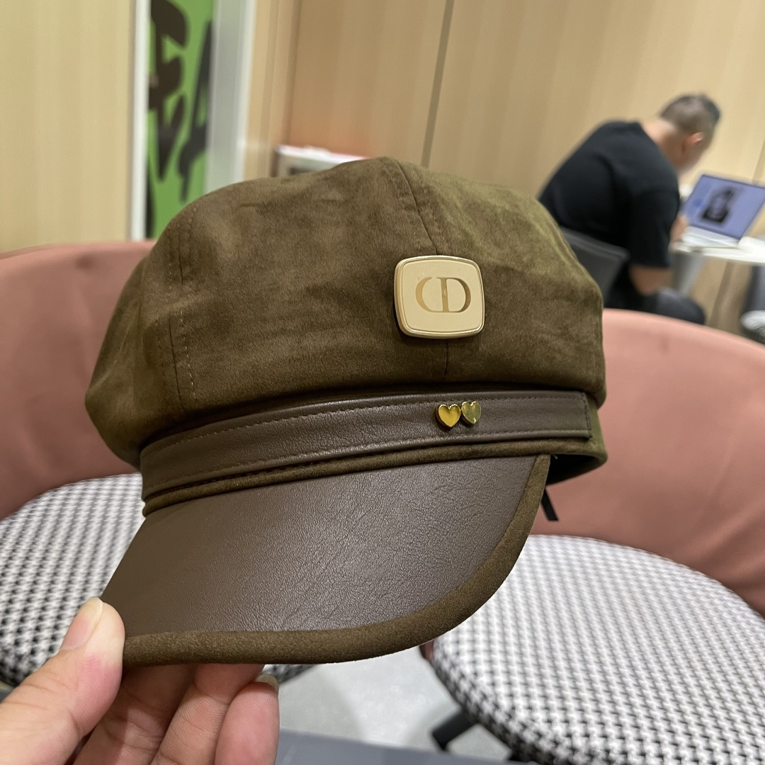 迪奥 春秋季新款气质字母小标皮檐八角帽子
女款百搭品脸小时尚画家帽潮