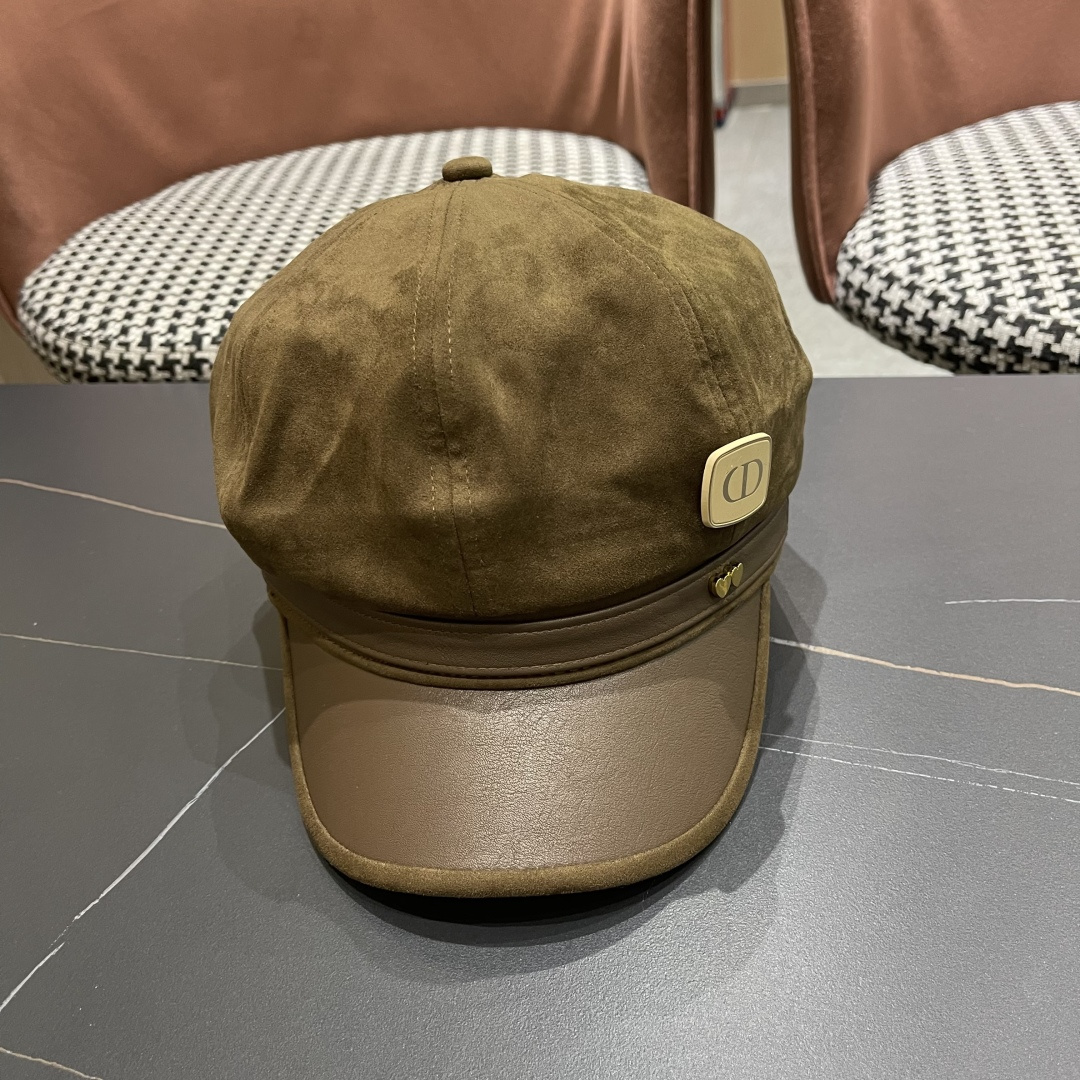  迪奥 春秋季新款气质字母小标皮檐八角帽子
女款百搭品脸小时尚画家帽潮