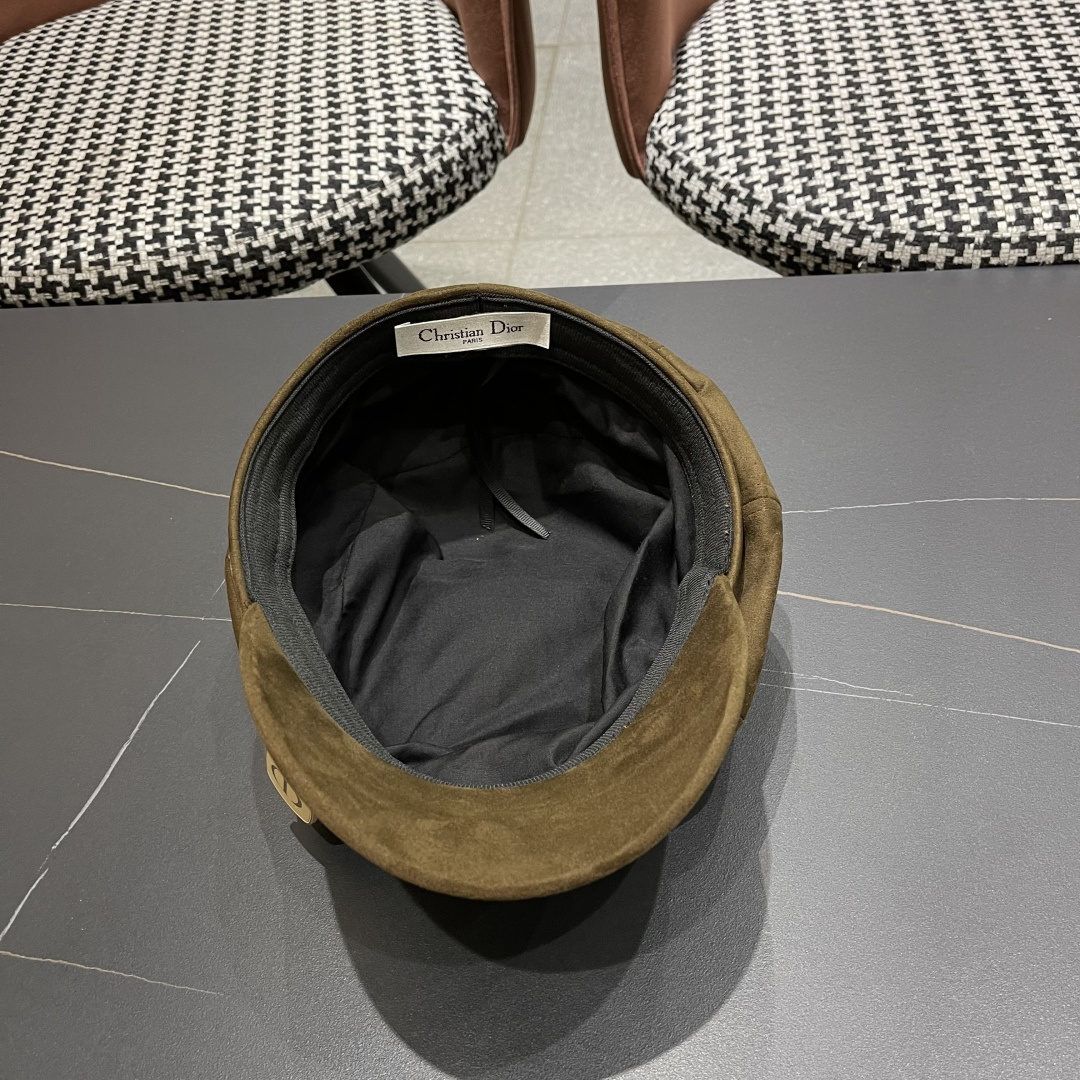  迪奥 春秋季新款气质字母小标皮檐八角帽子
女款百搭品脸小时尚画家帽潮