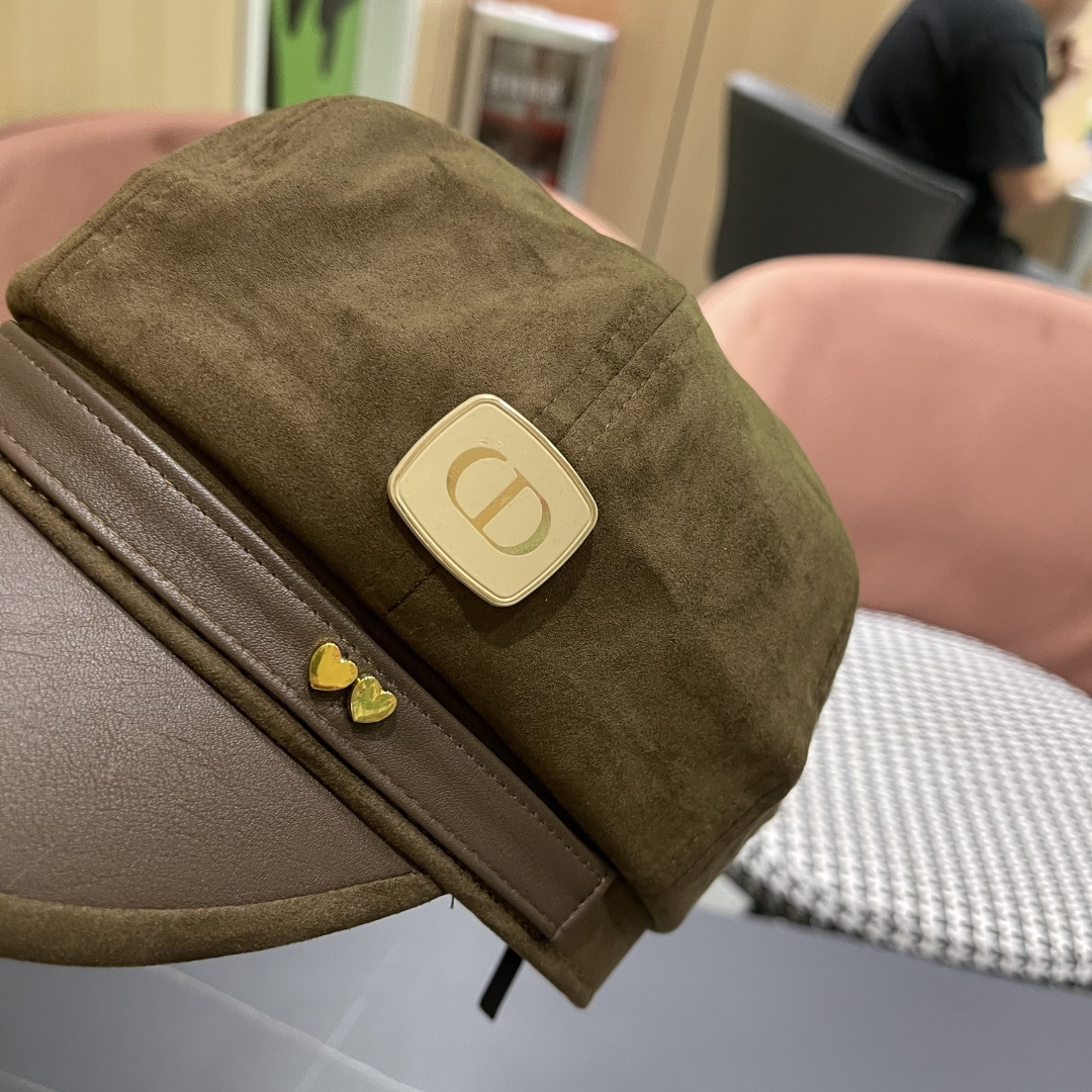  迪奥 春秋季新款气质字母小标皮檐八角帽子
女款百搭品脸小时尚画家帽潮