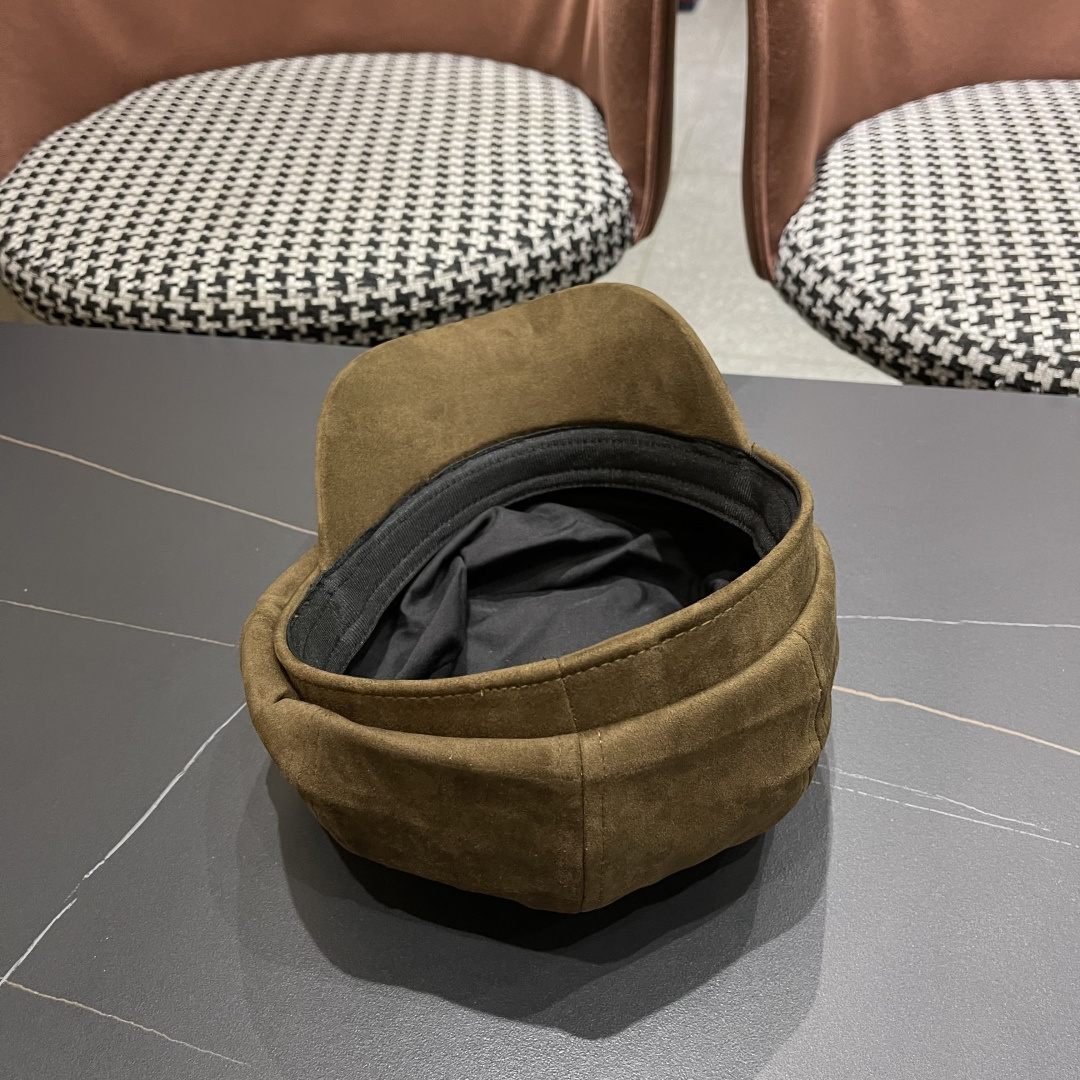  迪奥 春秋季新款气质字母小标皮檐八角帽子
女款百搭品脸小时尚画家帽潮