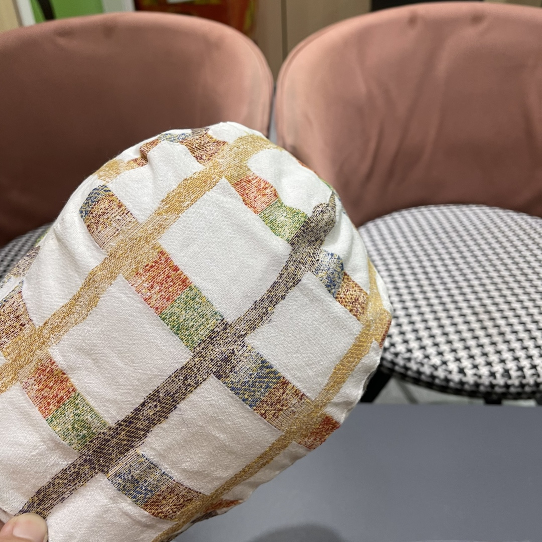  巴黎世家 春夏季男女帽子薄款透气复古英伦格纹潮流前进
帽时尚洋气休闲帽