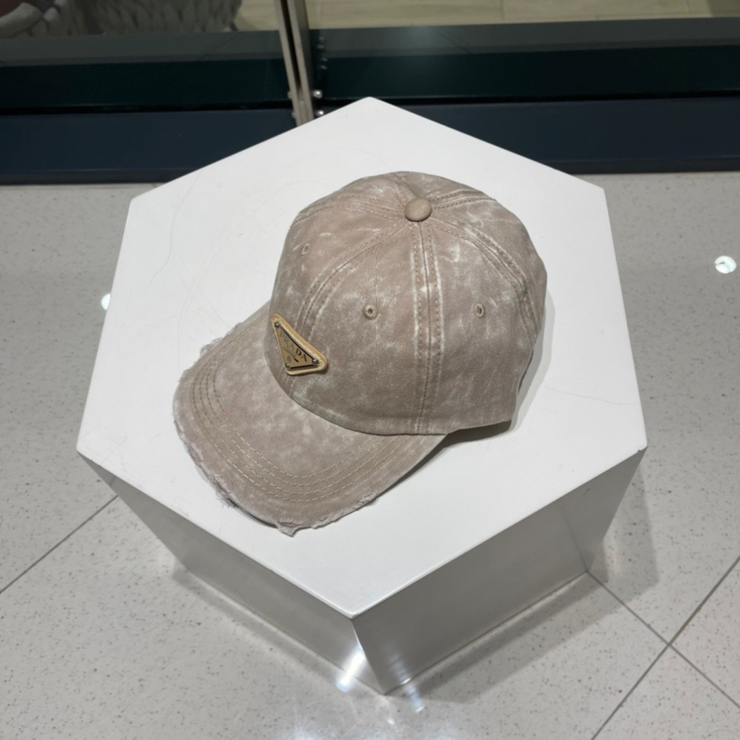  普拉达Prada 经典三角标棒球帽🧢万能必留款 戴一万年都好看 日常刚需 颜色完美 帽型正点 简直谁戴
