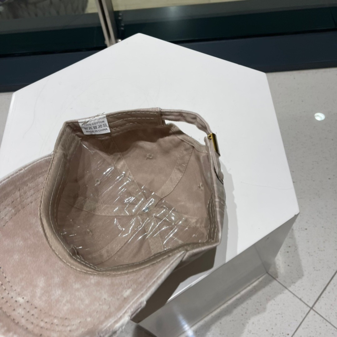  普拉达Prada 经典三角标棒球帽🧢万能必留款 戴一万年都好看 日常刚需 颜色完美 帽型正点 简直谁戴