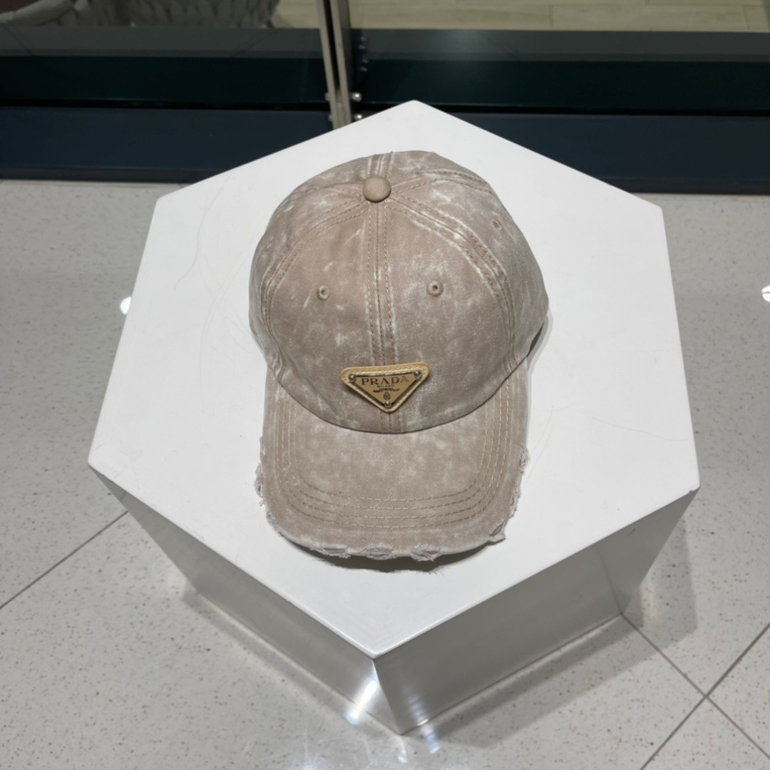  普拉达Prada 经典三角标棒球帽🧢万能必留款 戴一万年都好看 日常刚需 颜色完美 帽型正点 简直谁戴
