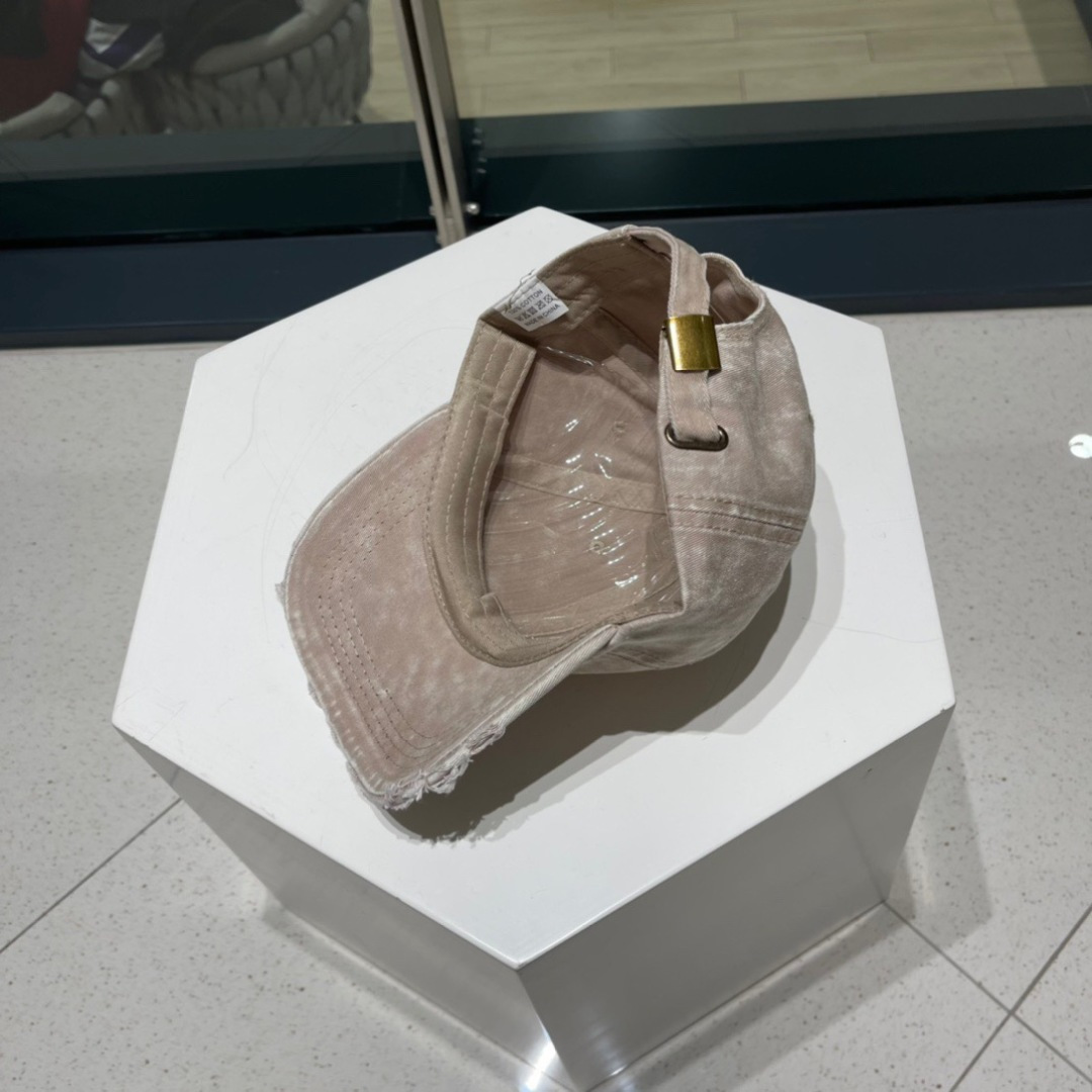  普拉达Prada 经典三角标棒球帽🧢万能必留款 戴一万年都好看 日常刚需 颜色完美 帽型正点 简直谁戴