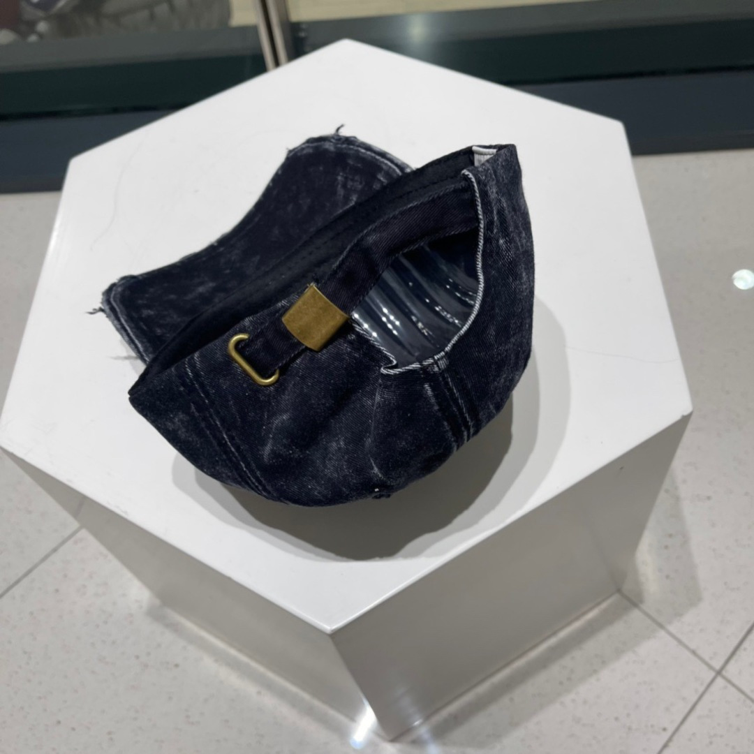  普拉达Prada 经典三角标棒球帽🧢万能必留款 戴一万年都好看 日常刚需 颜色完美 帽型正点 简直谁戴