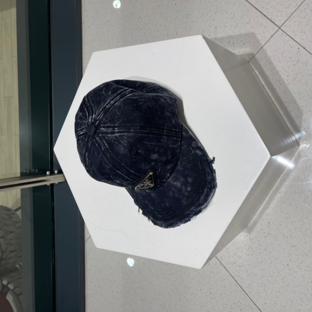  普拉达Prada 经典三角标棒球帽🧢万能必留款 戴一万年都好看 日常刚需 颜色完美 帽型正点 简直谁戴