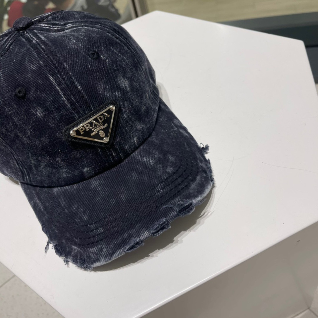  普拉达Prada 经典三角标棒球帽🧢万能必留款 戴一万年都好看 日常刚需 颜色完美 帽型正点 简直谁戴