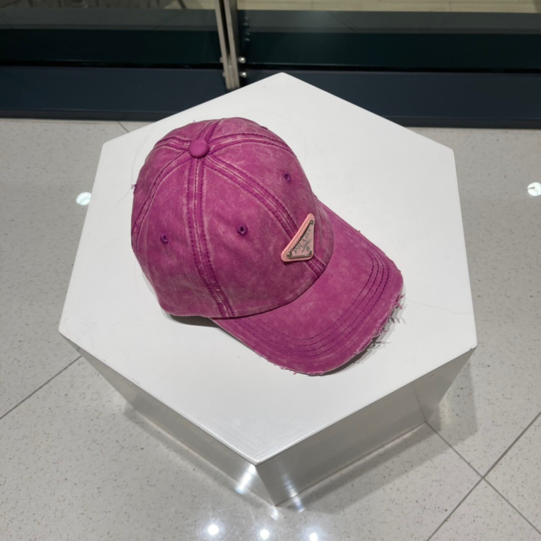  普拉达Prada 经典三角标棒球帽🧢万能必留款 戴一万年都好看 日常刚需 颜色完美 帽型正点 简直谁戴