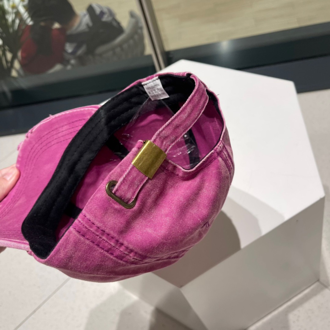  普拉达Prada 经典三角标棒球帽🧢万能必留款 戴一万年都好看 日常刚需 颜色完美 帽型正点 简直谁戴