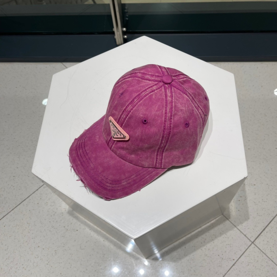  普拉达Prada 经典三角标棒球帽🧢万能必留款 戴一万年都好看 日常刚需 颜色完美 帽型正点 简直谁戴