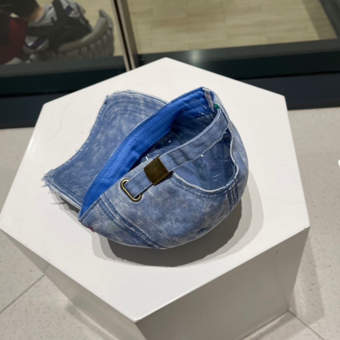  普拉达Prada 经典三角标棒球帽🧢万能必留款 戴一万年都好看 日常刚需 颜色完美 帽型正点 简直谁戴