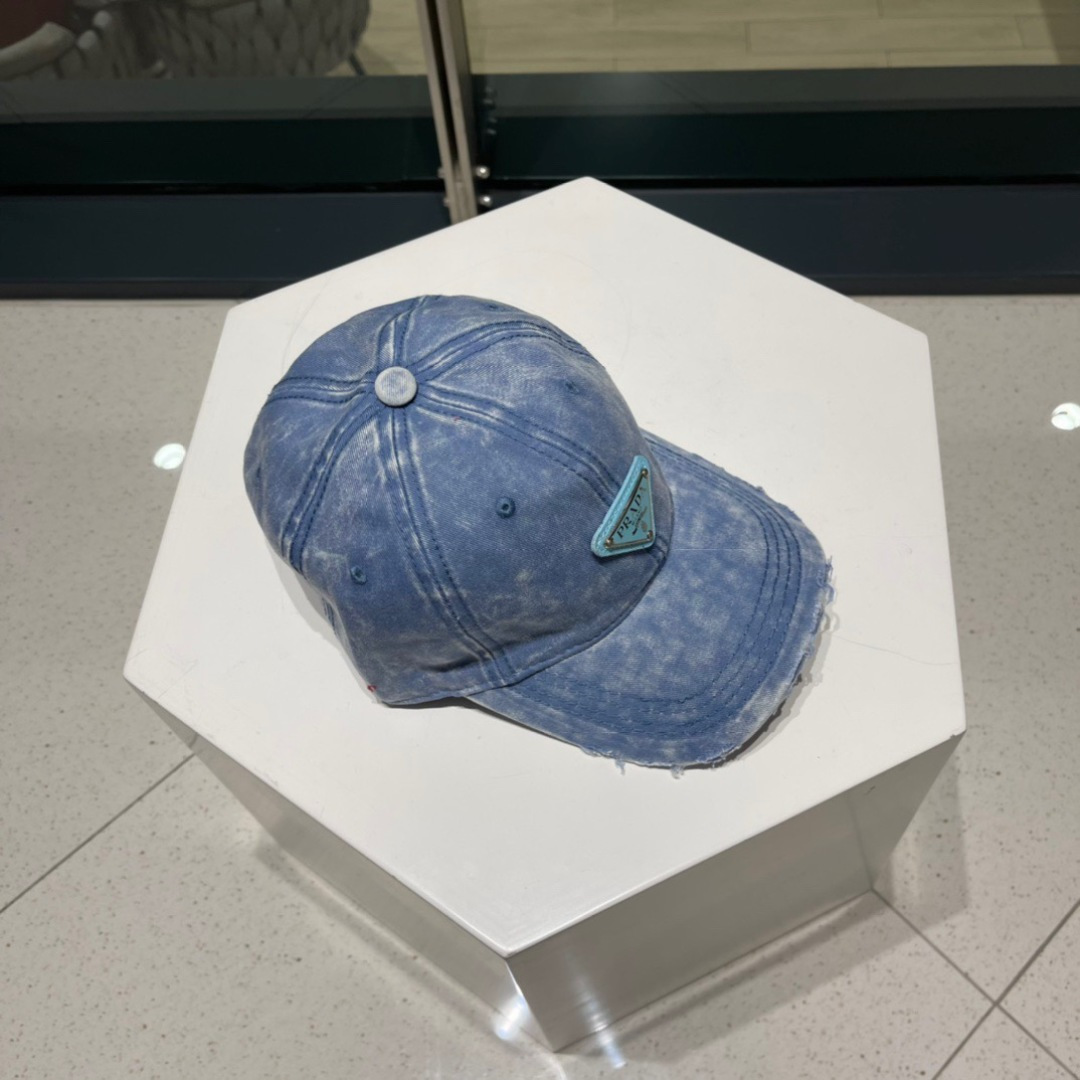  普拉达Prada 经典三角标棒球帽🧢万能必留款 戴一万年都好看 日常刚需 颜色完美 帽型正点 简直谁戴