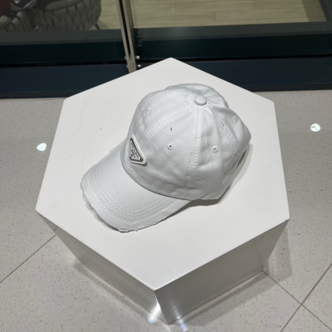  普拉达Prada 经典三角标棒球帽🧢万能必留款 戴一万年都好看 日常刚需 颜色完美 帽型正点 简直谁戴