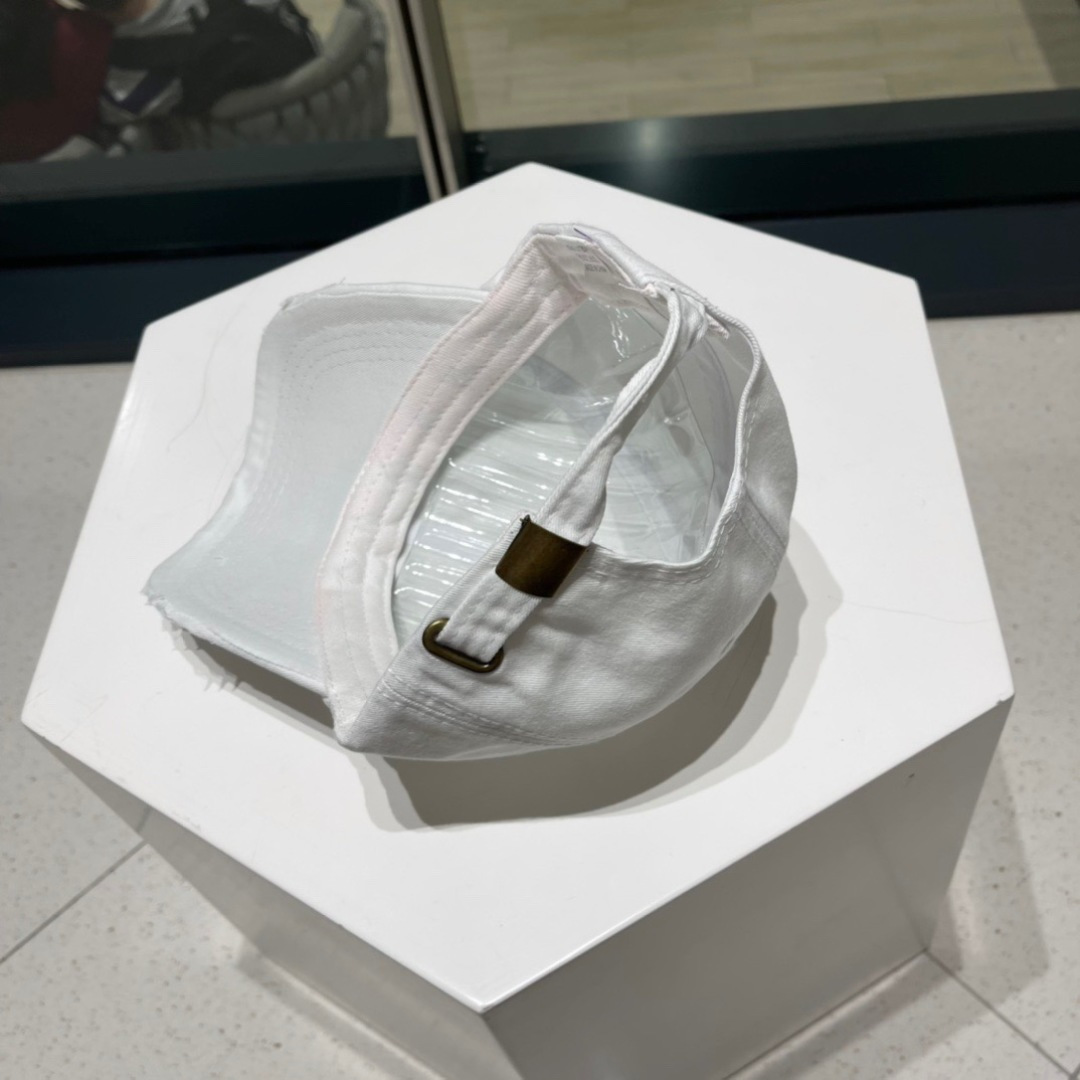  普拉达Prada 经典三角标棒球帽🧢万能必留款 戴一万年都好看 日常刚需 颜色完美 帽型正点 简直谁戴