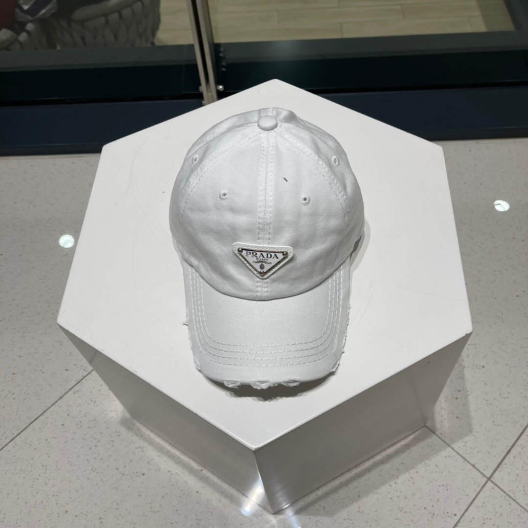  普拉达Prada 经典三角标棒球帽🧢万能必留款 戴一万年都好看 日常刚需 颜色完美 帽型正点 简直谁戴