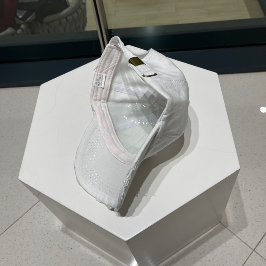  普拉达Prada 经典三角标棒球帽🧢万能必留款 戴一万年都好看 日常刚需 颜色完美 帽型正点 简直谁戴