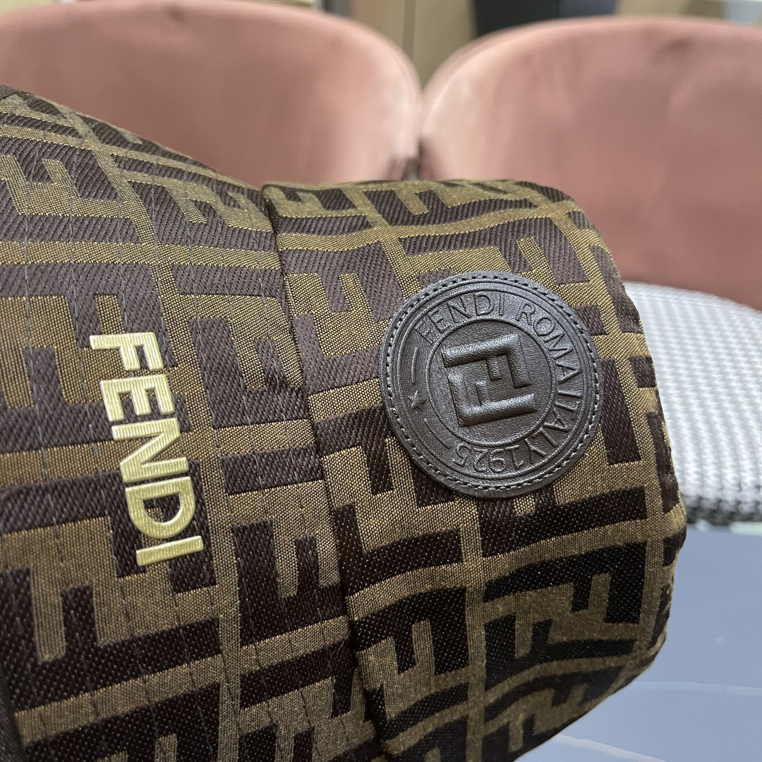  FENDI 芬迪 老花字母渔夫帽，FD的老花渔夫帽真的很洋气，超火爆的渔夫帽，看到收的爆款 时尚百搭 