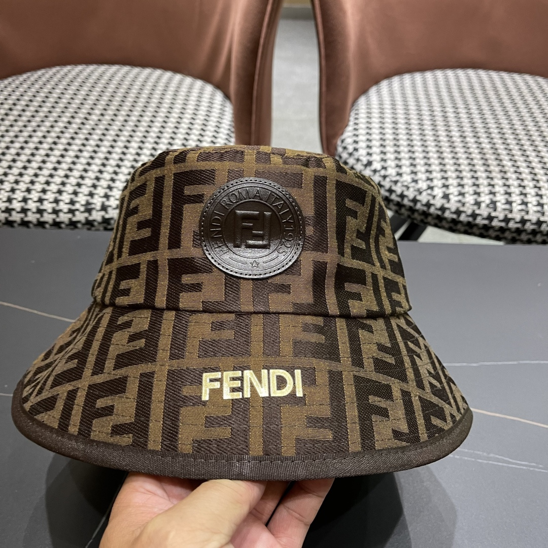  FENDI 芬迪 老花字母渔夫帽，FD的老花渔夫帽真的很洋气，超火爆的渔夫帽，看到收的爆款 时尚百搭 