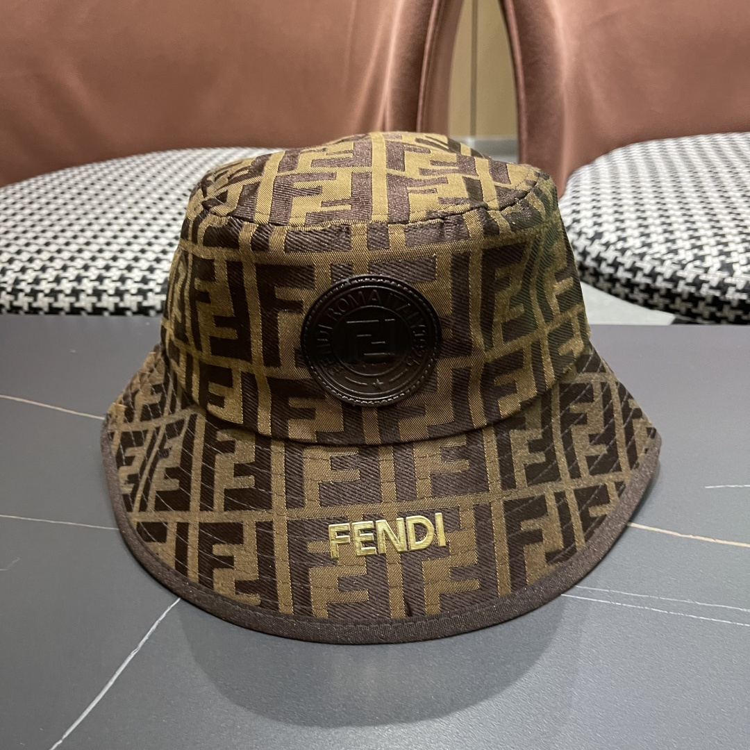  FENDI 芬迪 老花字母渔夫帽，FD的老花渔夫帽真的很洋气，超火爆的渔夫帽，看到收的爆款 时尚百搭 