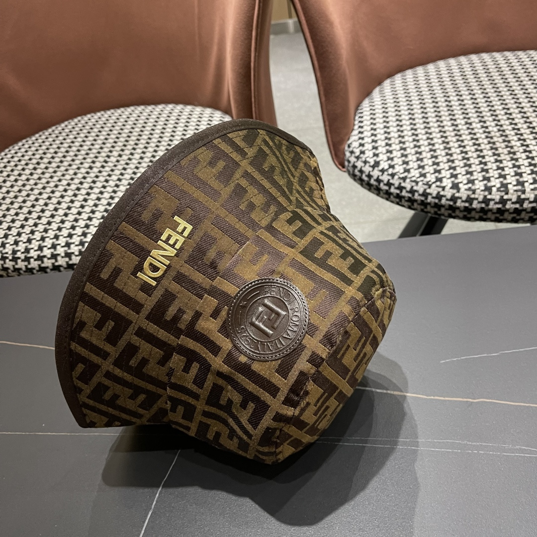  FENDI 芬迪 老花字母渔夫帽，FD的老花渔夫帽真的很洋气，超火爆的渔夫帽，看到收的爆款 时尚百搭 