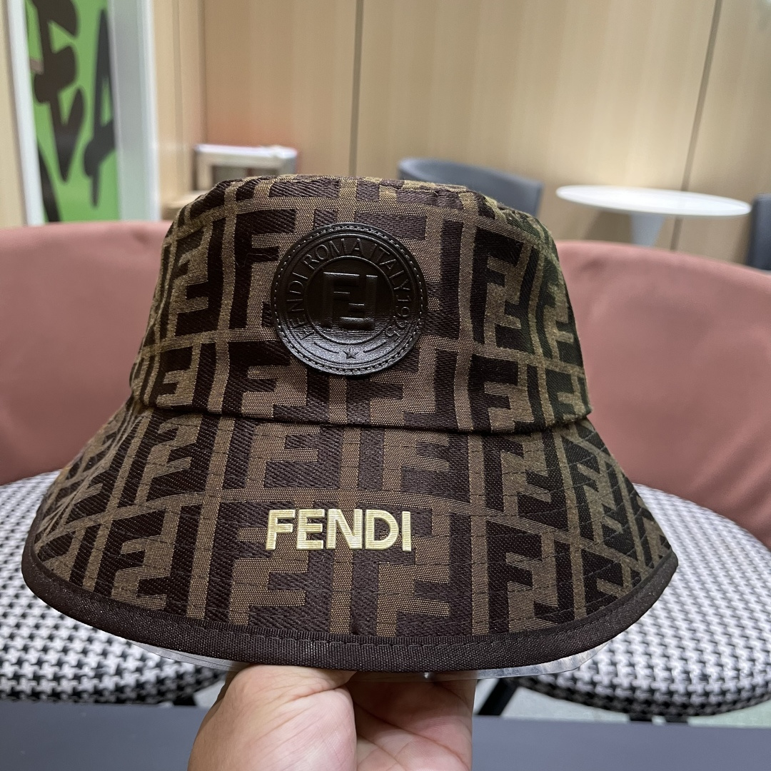  FENDI 芬迪 老花字母渔夫帽，FD的老花渔夫帽真的很洋气，超火爆的渔夫帽，看到收的爆款 时尚百搭 