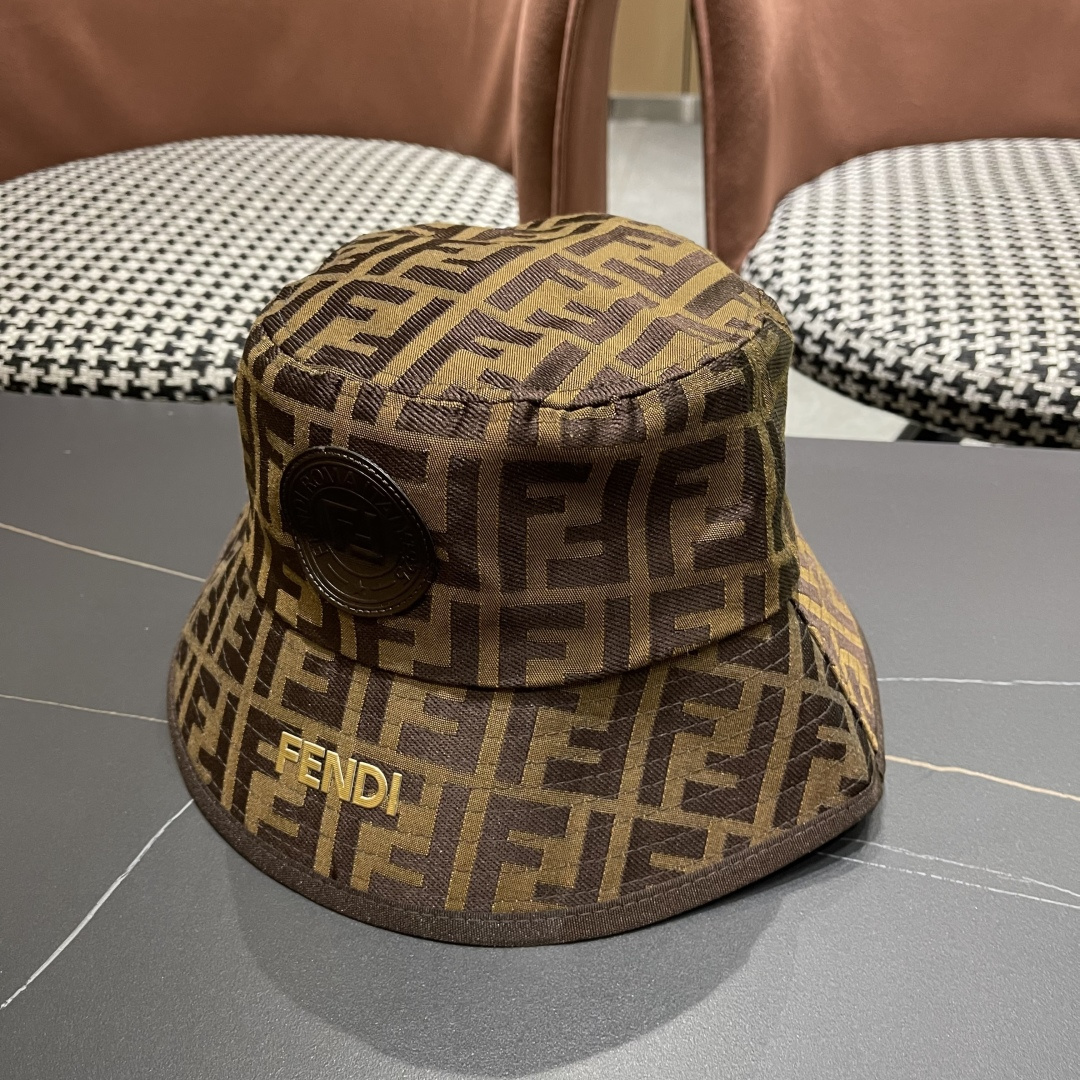  FENDI 芬迪 老花字母渔夫帽，FD的老花渔夫帽真的很洋气，超火爆的渔夫帽，看到收的爆款 时尚百搭 
