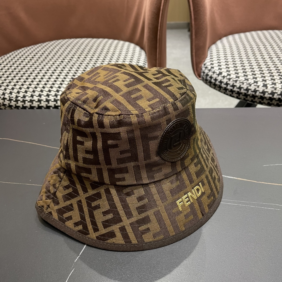  FENDI 芬迪 老花字母渔夫帽，FD的老花渔夫帽真的很洋气，超火爆的渔夫帽，看到收的爆款 时尚百搭 