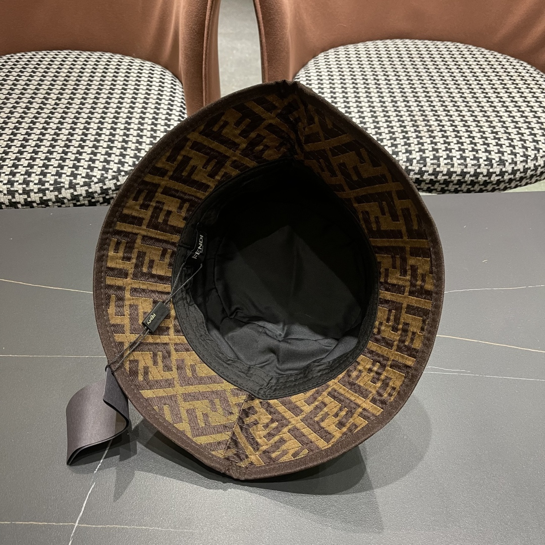  FENDI 芬迪 老花字母渔夫帽，FD的老花渔夫帽真的很洋气，超火爆的渔夫帽，看到收的爆款 时尚百搭 