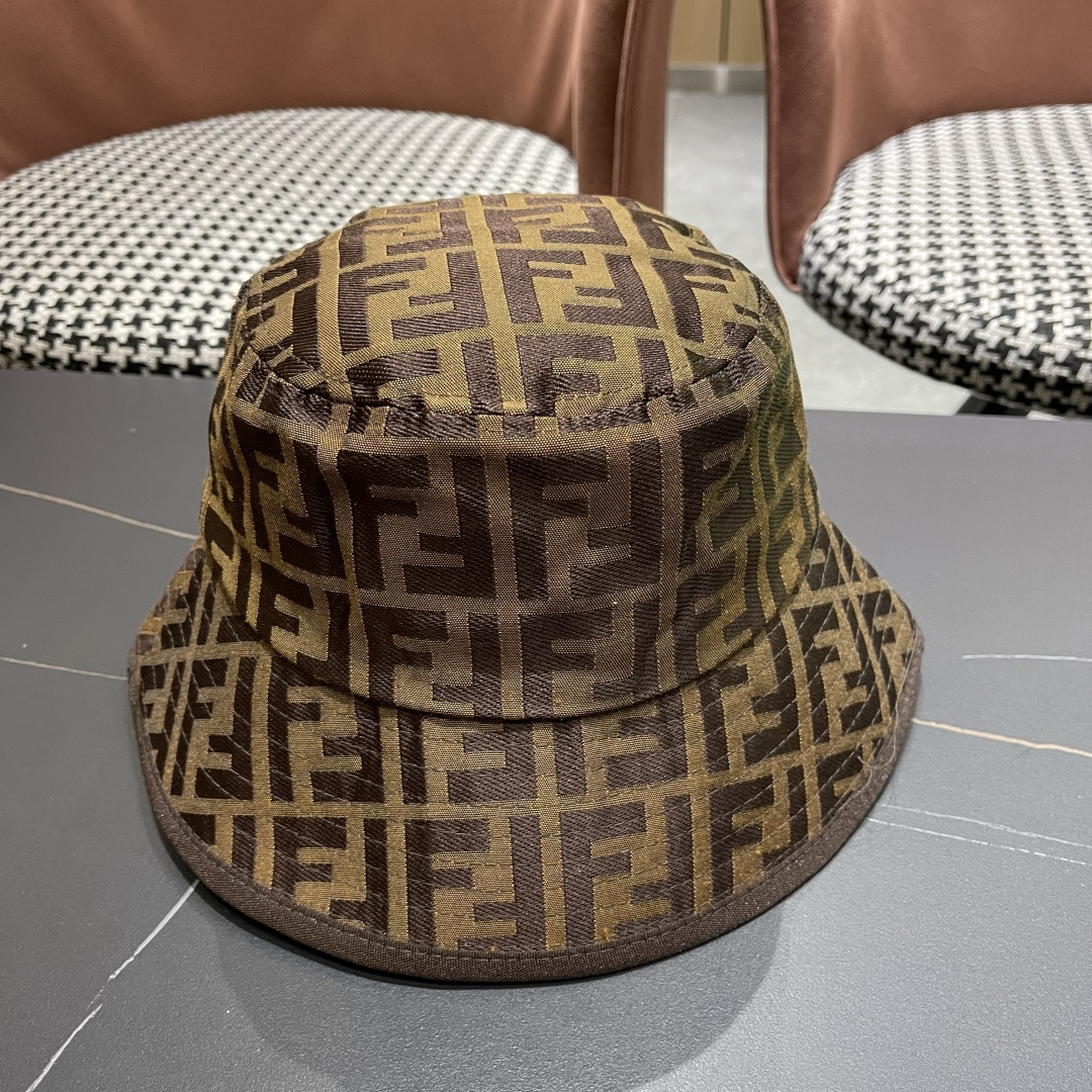  FENDI 芬迪 老花字母渔夫帽，FD的老花渔夫帽真的很洋气，超火爆的渔夫帽，看到收的爆款 时尚百搭 