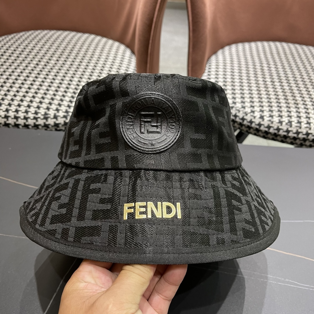  FENDI 芬迪 老花字母渔夫帽，FD的老花渔夫帽真的很洋气，超火爆的渔夫帽，看到收的爆款 时尚百搭 