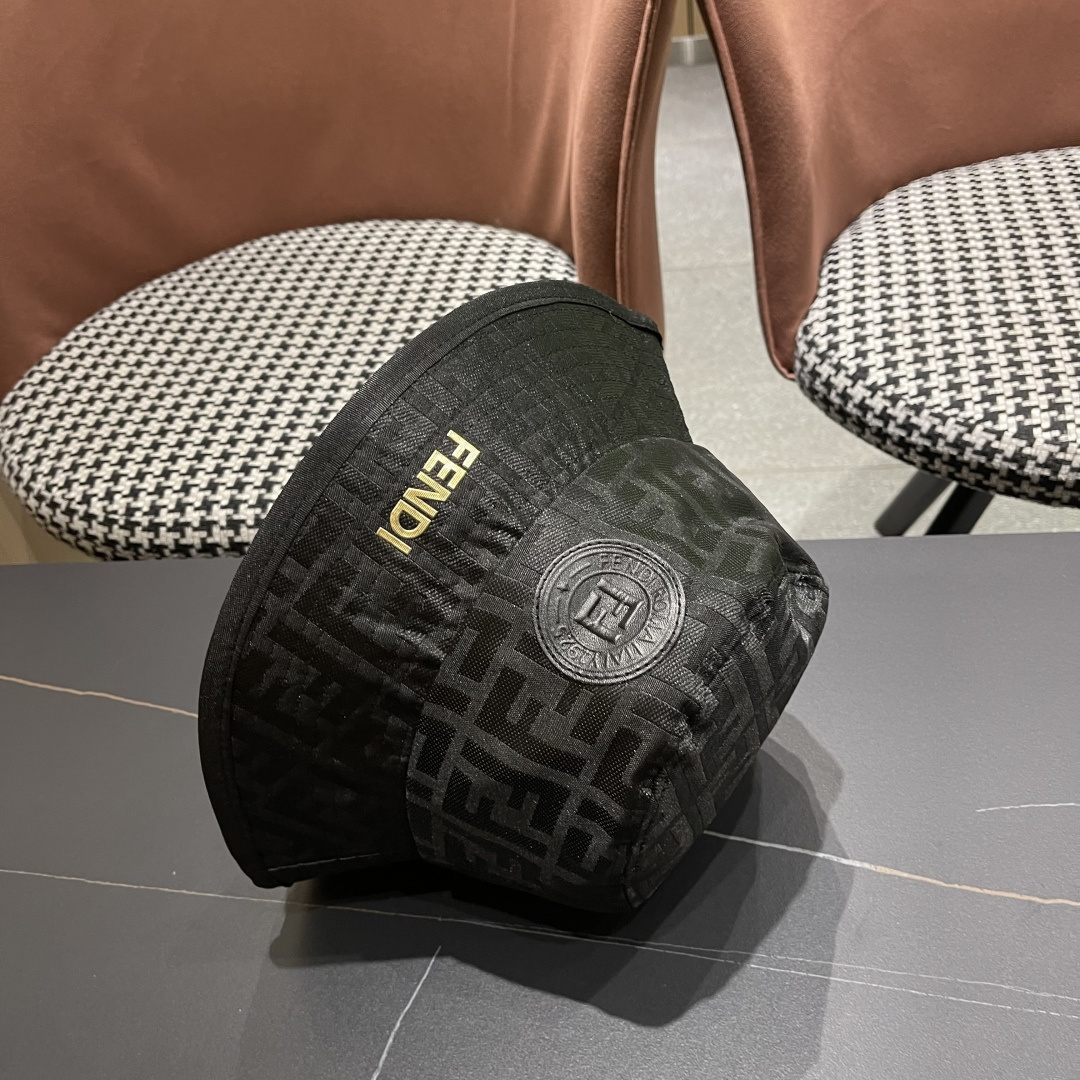  FENDI 芬迪 老花字母渔夫帽，FD的老花渔夫帽真的很洋气，超火爆的渔夫帽，看到收的爆款 时尚百搭 