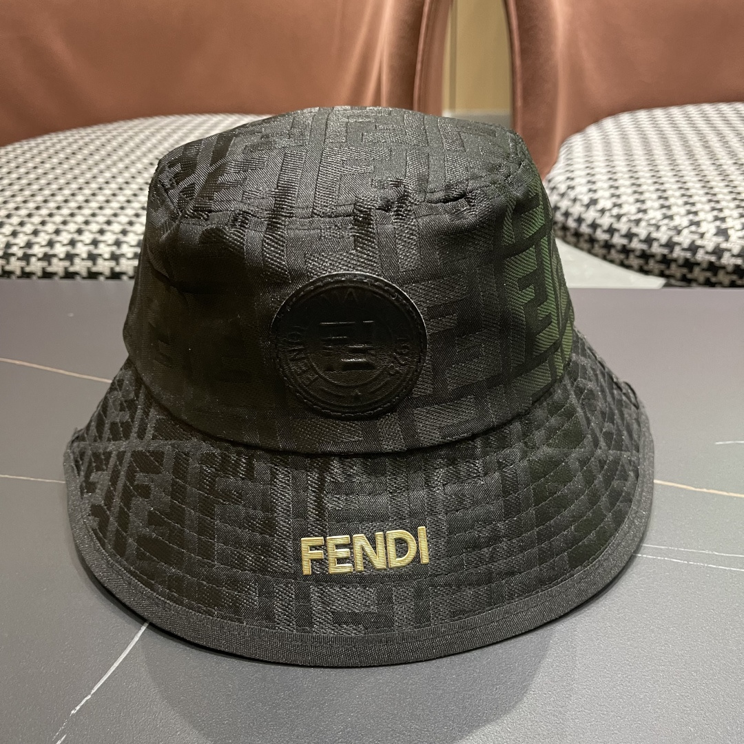  FENDI 芬迪 老花字母渔夫帽，FD的老花渔夫帽真的很洋气，超火爆的渔夫帽，看到收的爆款 时尚百搭 
