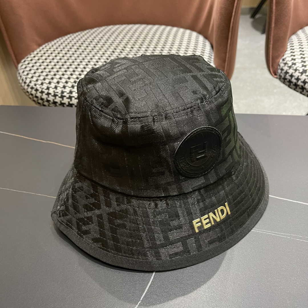  FENDI 芬迪 老花字母渔夫帽，FD的老花渔夫帽真的很洋气，超火爆的渔夫帽，看到收的爆款 时尚百搭 
