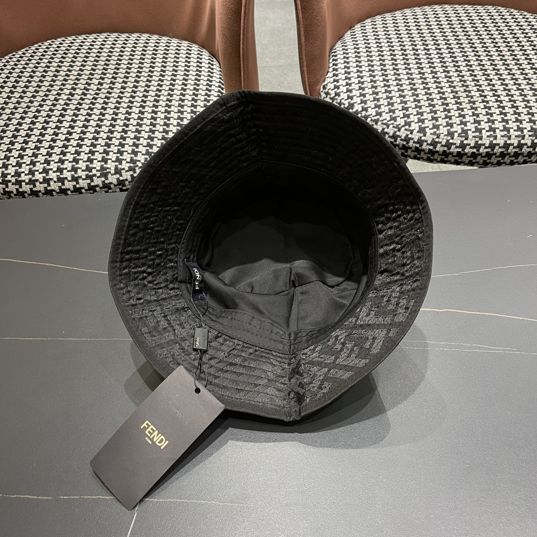  FENDI 芬迪 老花字母渔夫帽，FD的老花渔夫帽真的很洋气，超火爆的渔夫帽，看到收的爆款 时尚百搭 