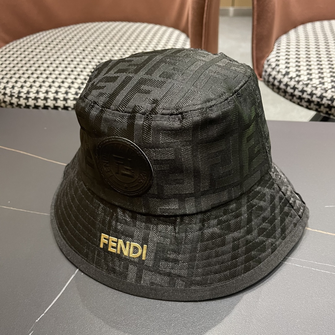  FENDI 芬迪 老花字母渔夫帽，FD的老花渔夫帽真的很洋气，超火爆的渔夫帽，看到收的爆款 时尚百搭 